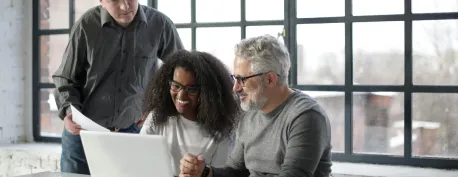 Collègues apprennent ensemble
